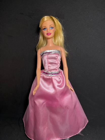 Barbie, un conte de fées de la mode 2010, sortie de la boîte